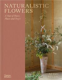 Naturalistic Flowers: A Year of Plants, Places and People /anglais
