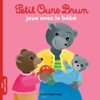 Petit Ours Brun joue avec le bébé