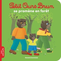 PETIT OURS BRUN SE PROMENE EN FORET