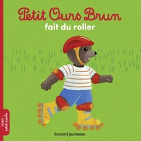 PETIT OURS BRUN FAIT DU ROLLER