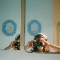 Anne Collier: Women with Cameras (Self Portrait) /anglais