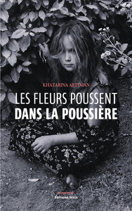 Les fleurs poussent dans la poussière