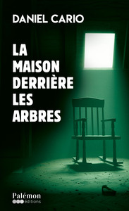 La maison derrière les arbres