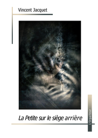 La Petite sur le siège arrière