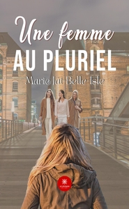 UNE FEMME AU PLURIEL