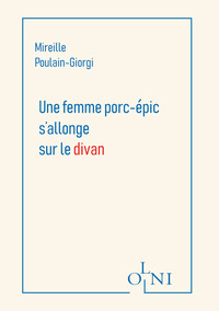Une femme porc-épic s'allonge sur le divan