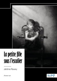 La petite fille sous l'escalier