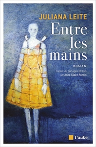 ENTRE LES MAINS