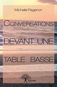 Conversations devant une table basse