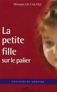 La petite fille sur le palier
