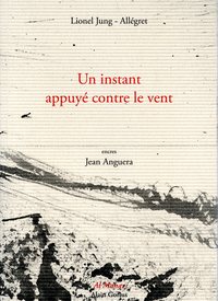 UN INSTANT APPUYE CONTRE LE VENT