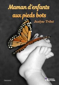 Maman d'enfants aux pieds bots