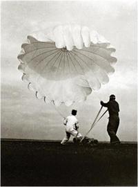 MARGARET BOURKE-WHITE TWENTY PARACHUTES /ANGLAIS