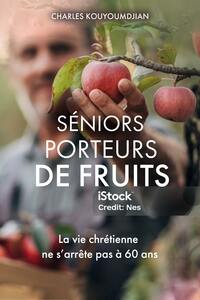 Séniors porteurs de fruits