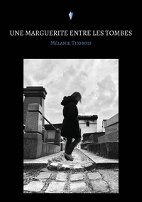 UNE MARGUERITE ENTRE LES TOMBES