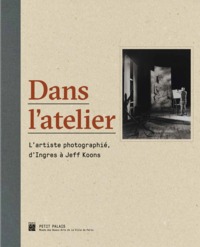 dans l'atelier, l'artiste photographie