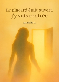 Le placard était ouvert, j'y suis rentrée