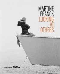 MARTINE FRANCK : LOOKING AT OTHERS (ENG).