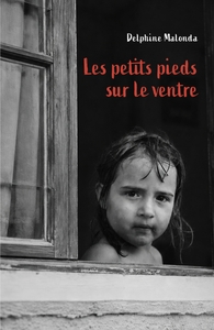 Les petits pieds sur le ventre