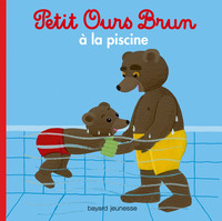 PETIT OURS BRUN A LA PISCINE