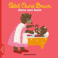 PETIT OURS BRUN DANS SON BAIN