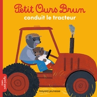 PETIT OURS BRUN CONDUIT LE TRACTEUR