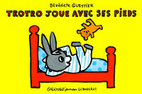 TROTRO JOUE AVEC SES PIEDS