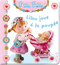 Lilou joue à la poupée