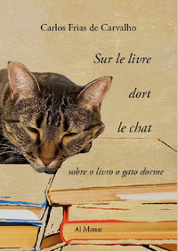 Sur le livre dort le chat