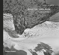 Daniel Schwartz While the Fires Burn: A Glacier Odyssey /anglais