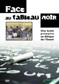 Face au tableau noir : une école primaire en Afrique de l'Ouest