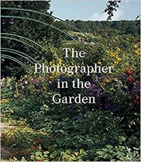 The Photographer in the Garden /anglais