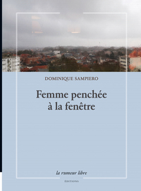 Femme penchée à la fenêtre