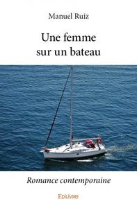 Une femme sur un bateau