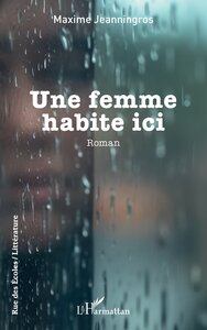 Une femme habite ici