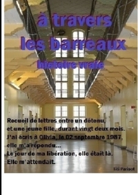 A TRAVERS LES BARREAUX