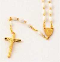 CHAPELET SUR CHAINE DOREE, PERLE EN NACRE VERITABLE OVALE DE 5 X 7 MM