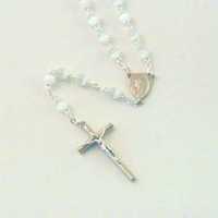 CHAPELET SUR CHAINE ARGENTEE, PERLE OEIL DE CHAT BLANCHE RONDE DE 6MM