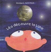 Léa découvre la lune