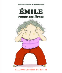 Émile range ses livres