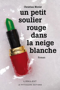 Image de Un petit soulier rouge dans la neige blanche