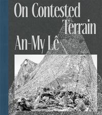 Image de An-My LE On Contested Terrain /anglais