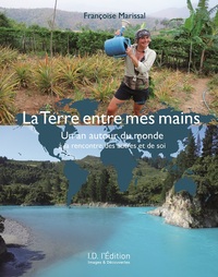 Image de La Terre entre mes mains : un an autour du monde à la rencontre des autres et de soi