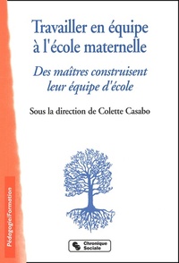 Image de Travailler en équipe à l'école maternelle des maîtres construisent leur équipe d'école