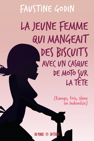 Picture of La jeune femme qui mangeait des biscuits avec un casque de moto sur la tête