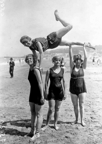Image de Carnet Blanc, Groupe de girls, Deauville, 1919