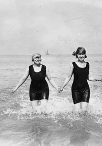 Image de Carnet Blanc, Trois baigneuses, Deauville, 1919