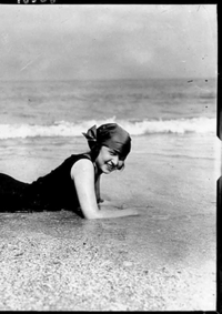 Image de Carnet Blanc, Baigneuse allongée, Deauville, 1919