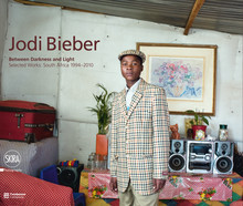 Image de Jodi Bieber: Between Darkness and Light: Selected Works: South Africa 1994-2010 /anglais
