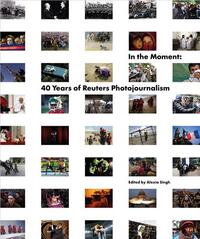 Image de In the Moment 40 Years of Reuters Photojournalism /anglais